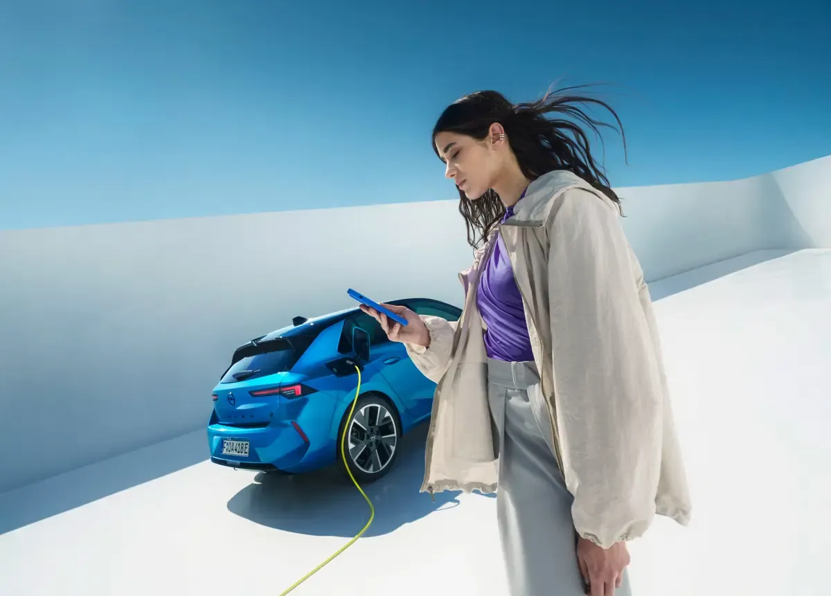 Elettronauti - Opel Astra Electric 54kWh - Bianco - Esterno - Vista anteriore a tre quarti