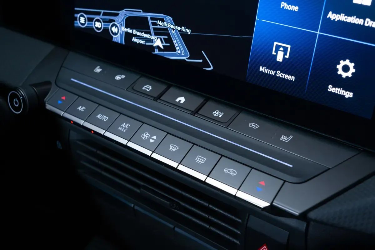 Elettronauti - Opel Astra Electric 54kWh - Bianco - Esterno - Vista anteriore a tre quarti