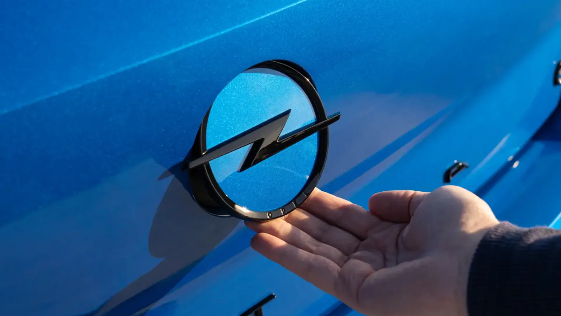 Elettronauti - Opel Astra Electric 54kWh - Bianco - Esterno - Vista anteriore a tre quarti