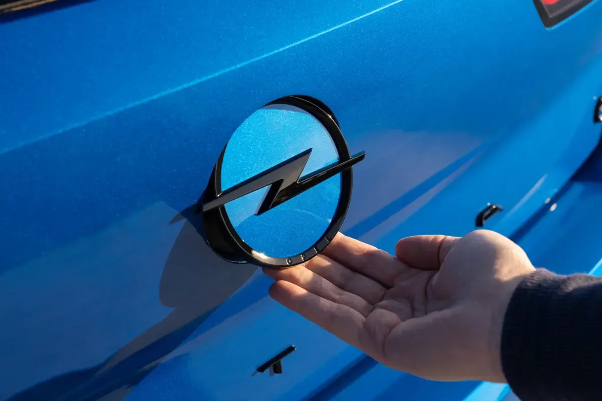 Elettronauti - Opel Astra Electric 54kWh - Bianco - Esterno - Vista anteriore a tre quarti