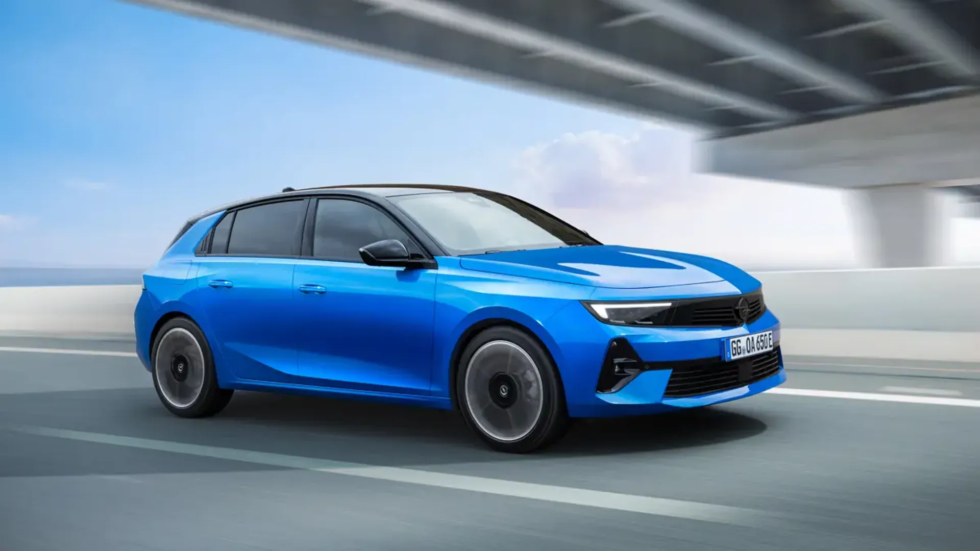Elettronauti - Opel Astra Electric 54kWh - Giallo - Esterno - Vista anteriore a tre quarti