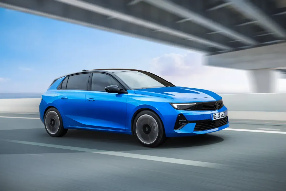 Elettronauti - Opel Astra Electric 54kWh - Giallo - Esterno - Vista anteriore a tre quarti