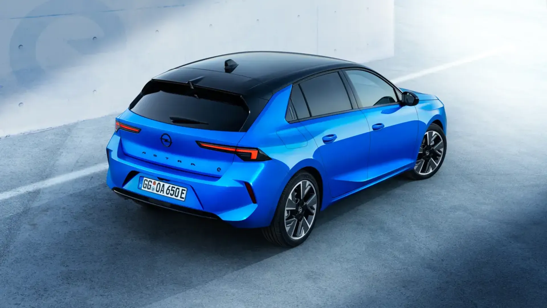 Elettronauti - Opel Astra Electric 54kWh - Giallo - Esterno - Vista anteriore a tre quarti