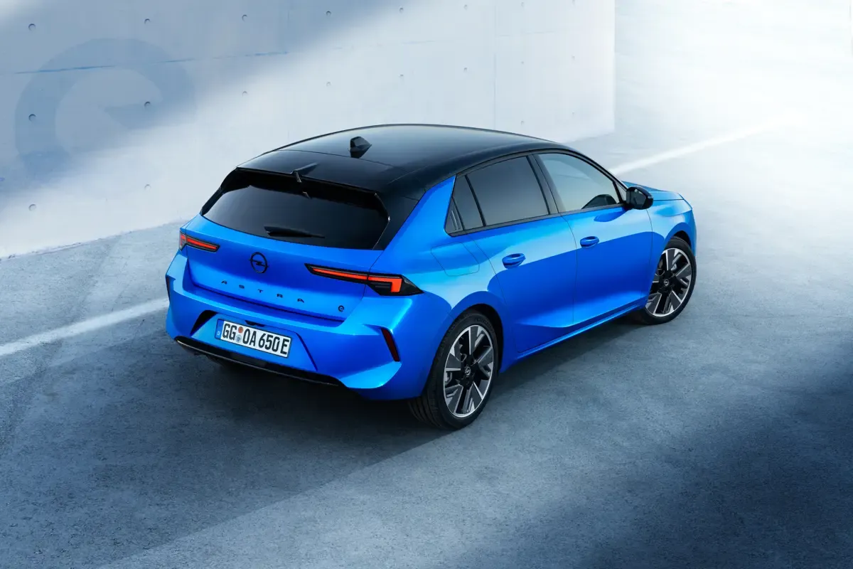 Elettronauti - Opel Astra Electric 54kWh - Giallo - Esterno - Vista anteriore a tre quarti