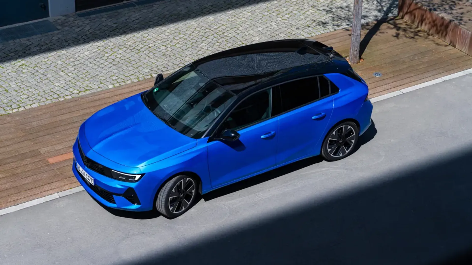 Elettronauti - Opel Astra Electric 54kWh - Yellowish-Green - Esterno - Vista anteriore a tre quarti