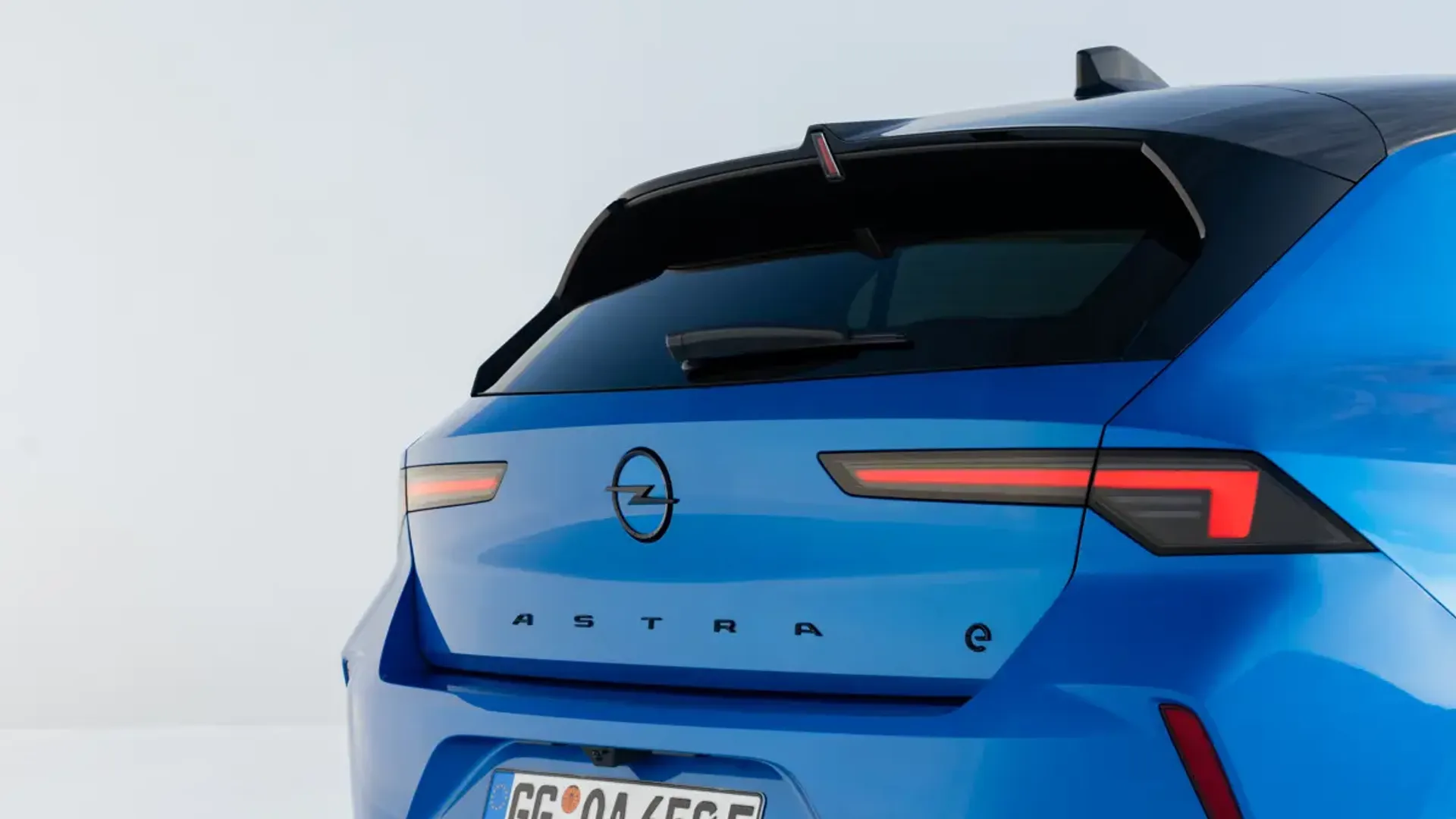 Elettronauti - Opel Astra Electric 54kWh - Giallo - Esterno - Vista posteriore