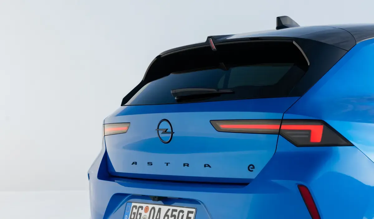 Elettronauti - Opel Astra Electric 54kWh - Giallo - Esterno - Vista posteriore