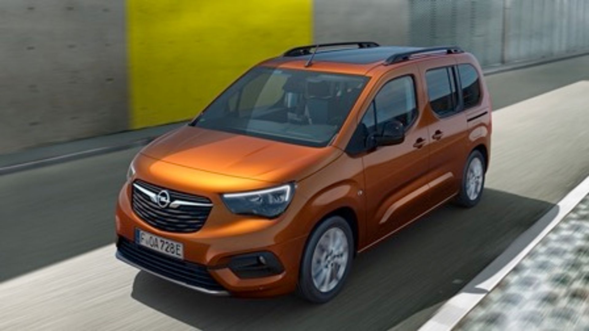 Elettronauti - Opel Combo Electric 50 kWh - Blu - Esterno - Vista anteriore a tre quarti