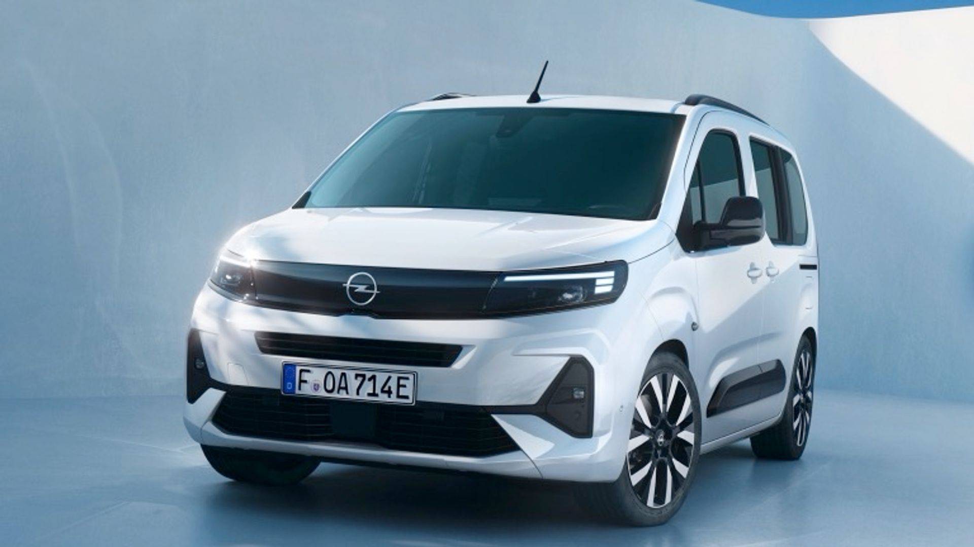 Elettronauti - Opel Combo Electric 50 kWh - Blu - Esterno - Vista anteriore a tre quarti