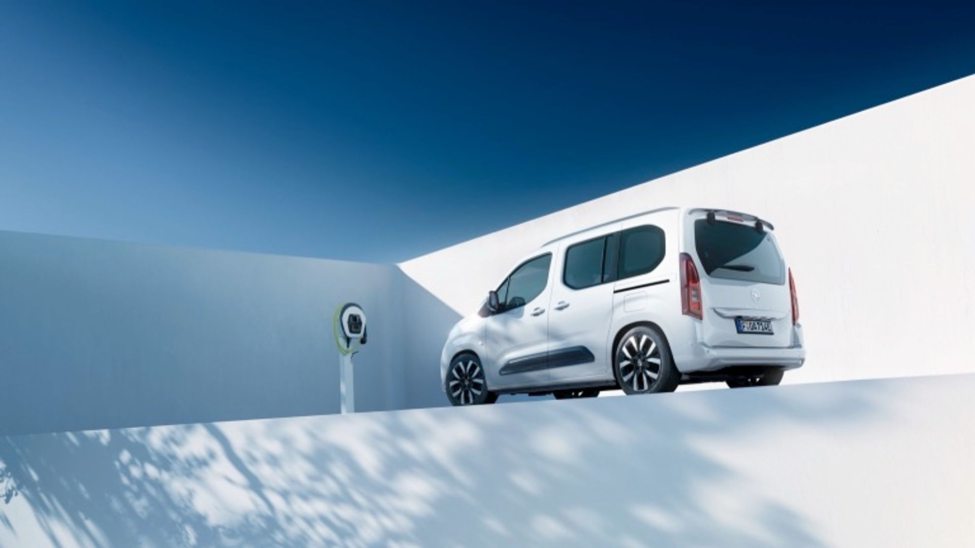 Elettronauti - Opel Combo Electric 50 kWh - Grigio - Esterno - Vista anteriore a tre quarti
