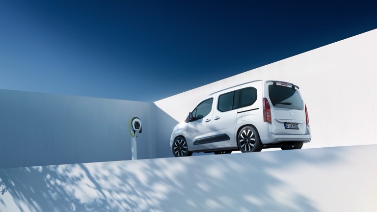 Elettronauti - Opel Combo Electric 50 kWh - Grigio - Esterno - Vista anteriore a tre quarti