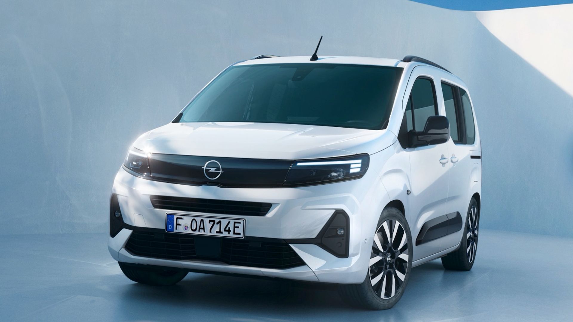 Elettronauti - Opel Combo Electric 50 kWh - Rosso - Esterno - Vista anteriore a tre quarti