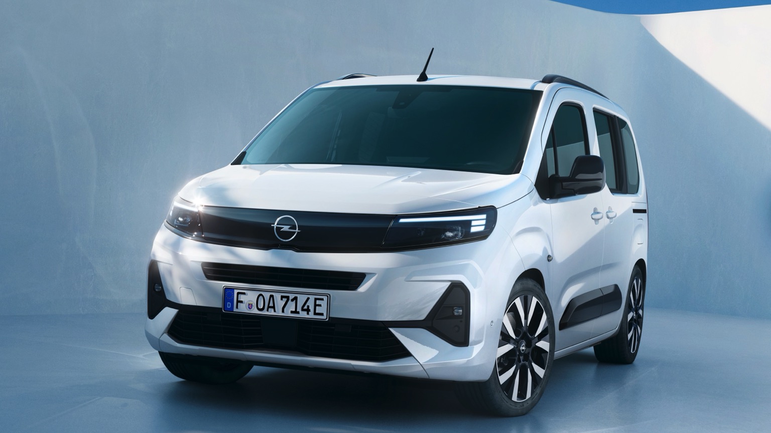 Elettronauti - Opel Combo Electric 50 kWh - Rosso - Esterno - Vista anteriore a tre quarti