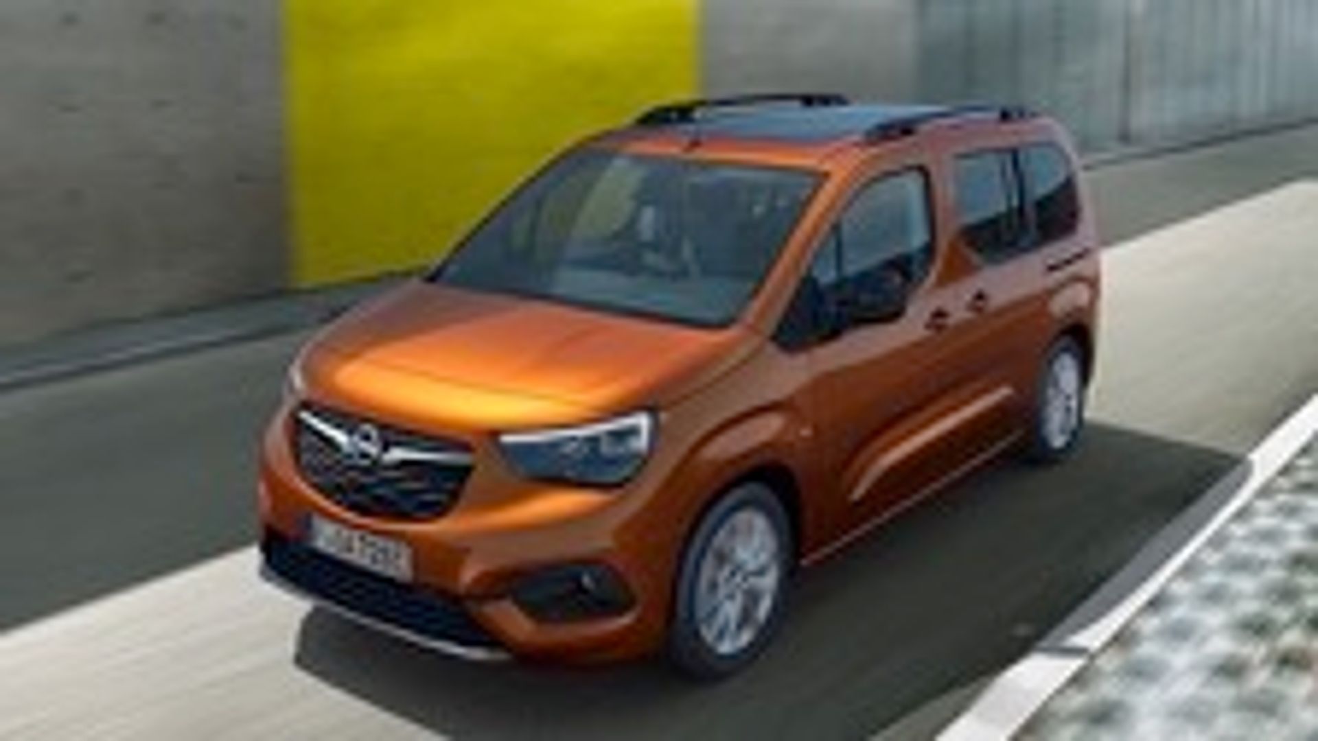 Elettronauti - Opel Combo Electric 50 kWh - Bianco - Esterno - Vista anteriore a tre quarti