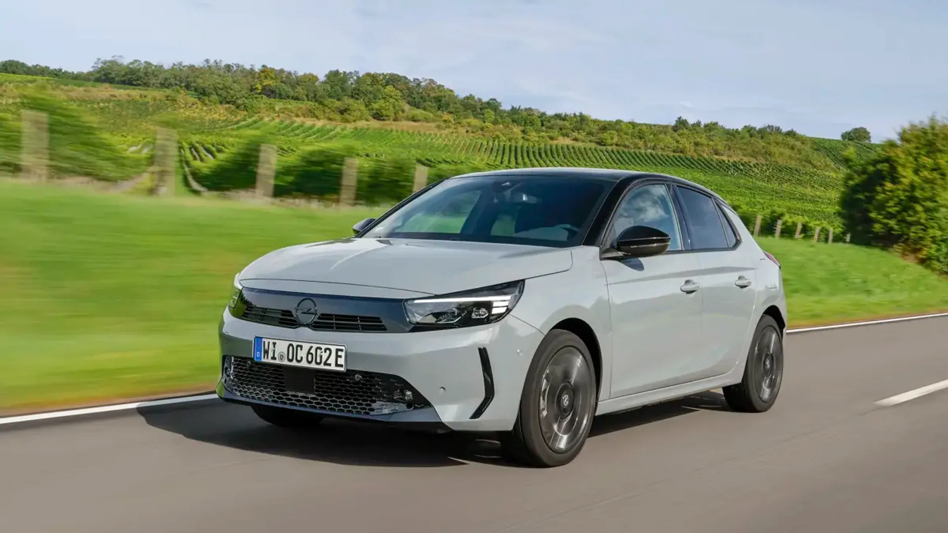 Elettronauti - Opel Corsa Electric 54kWh - Grigio - Esterno - Vista anteriore a tre quarti