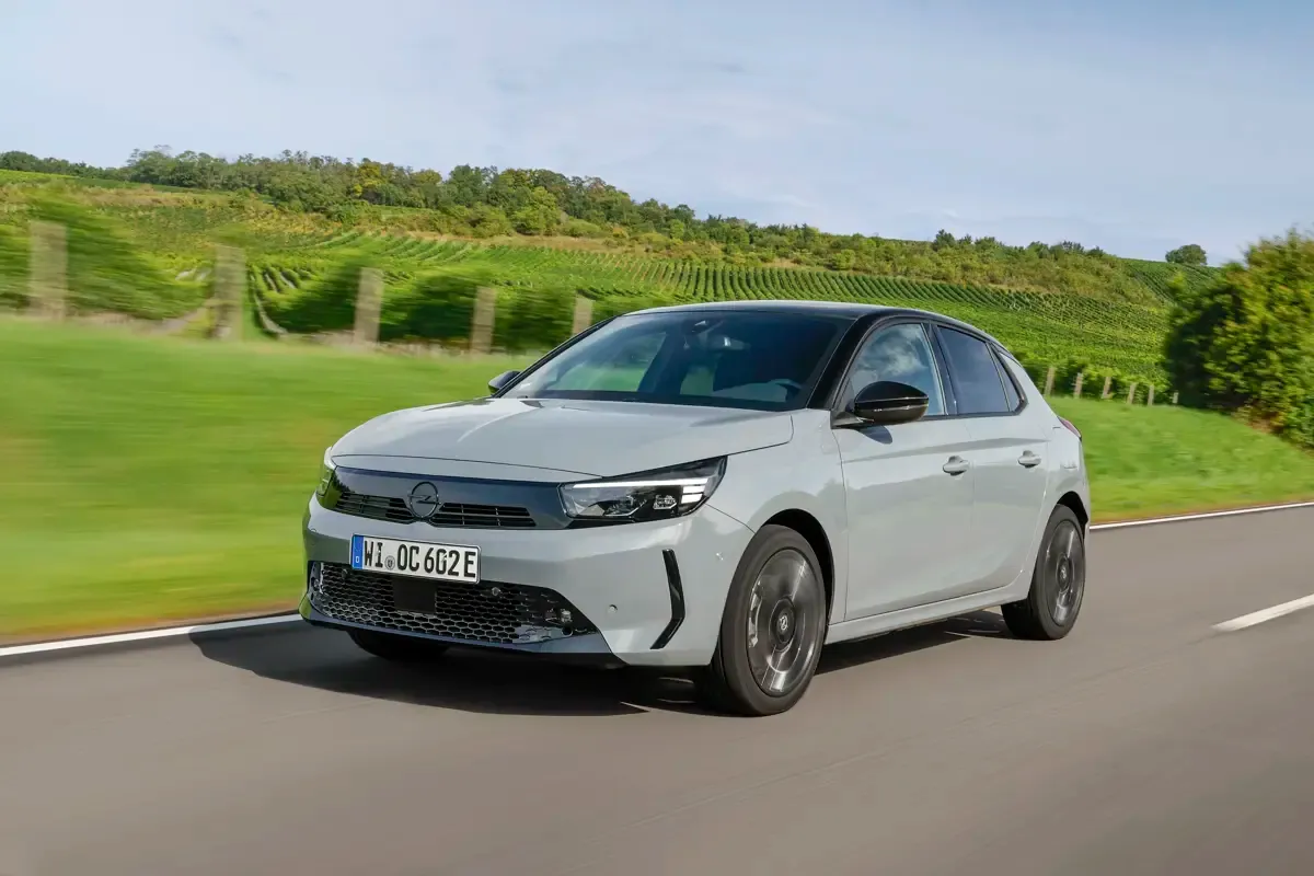 Elettronauti - Opel Corsa Electric 54kWh - Grigio - Esterno - Vista anteriore a tre quarti