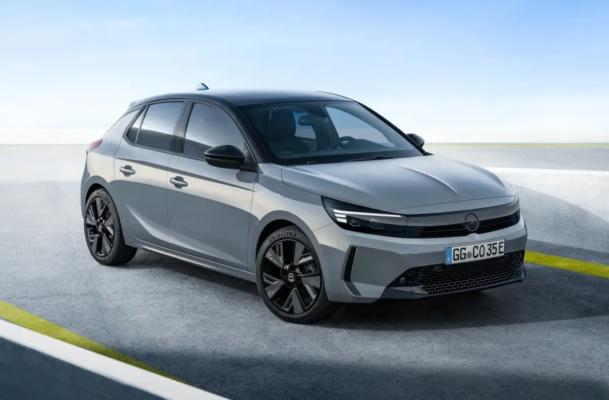 Elettronauti - Opel Corsa Electric 54kWh - Grigio - Esterno - Vista anteriore a tre quarti