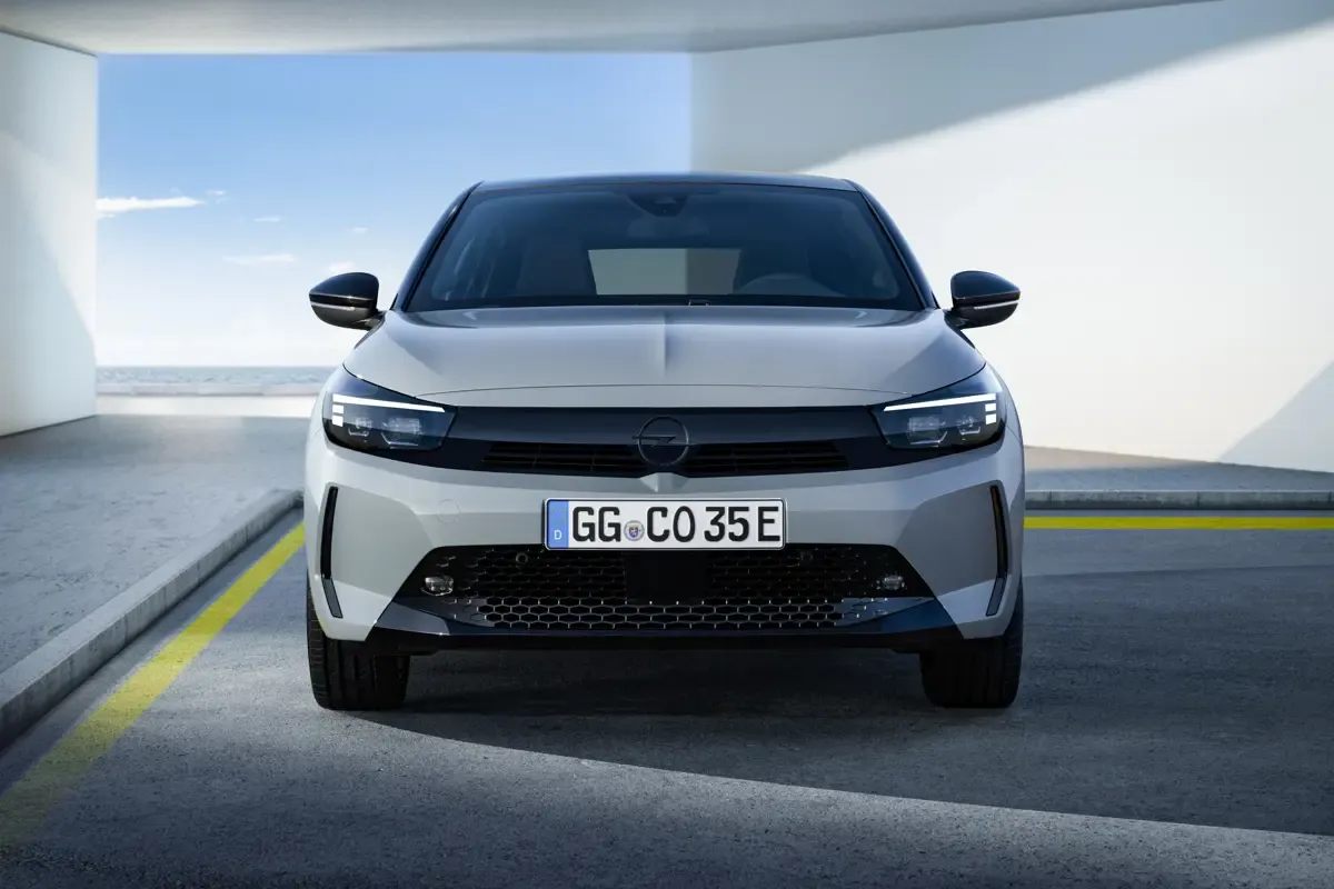 Elettronauti - Opel Corsa Electric 54kWh - Grigio - Esterno - Vista anteriore a tre quarti
