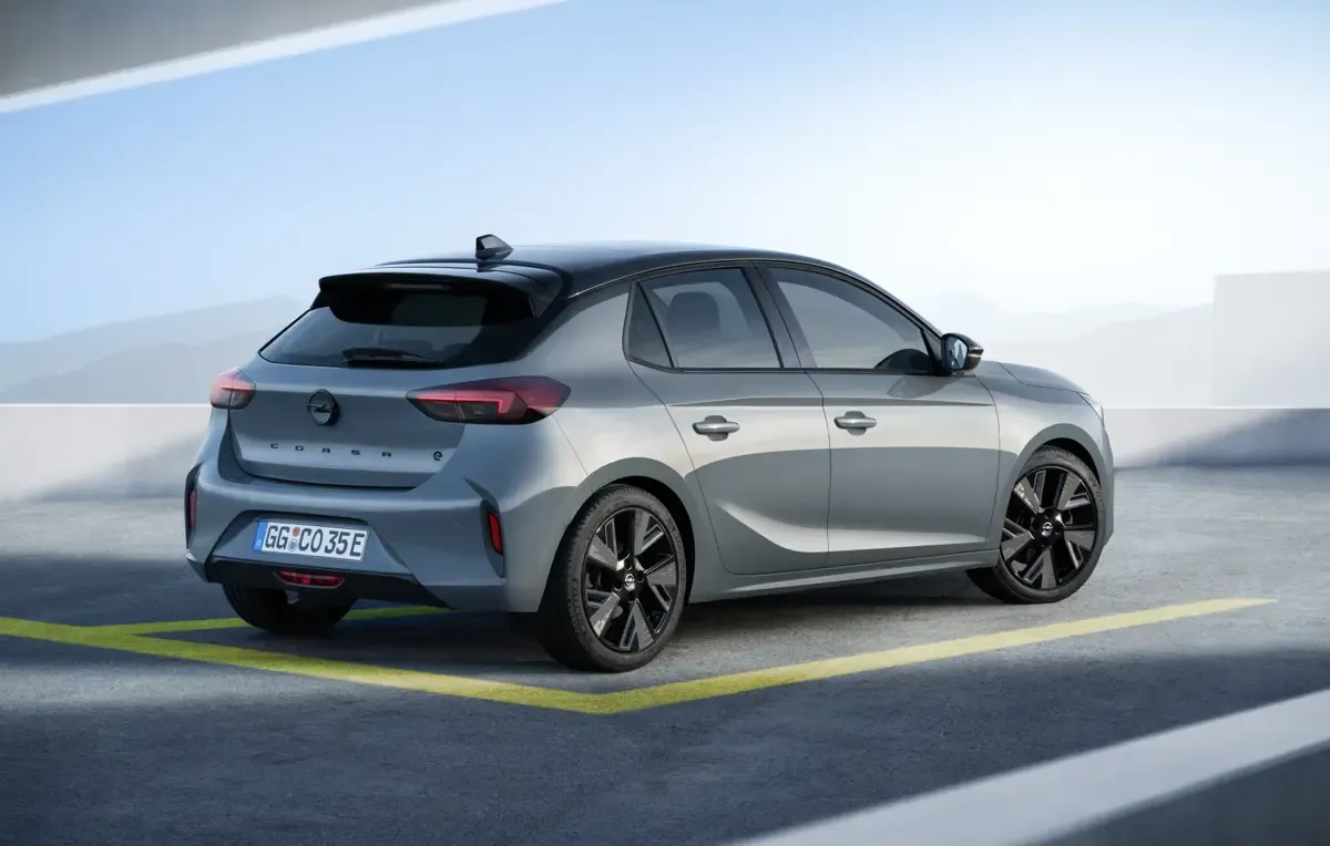 Elettronauti - Opel Corsa Electric 54kWh - Grigio - Esterno - Vista anteriore a tre quarti
