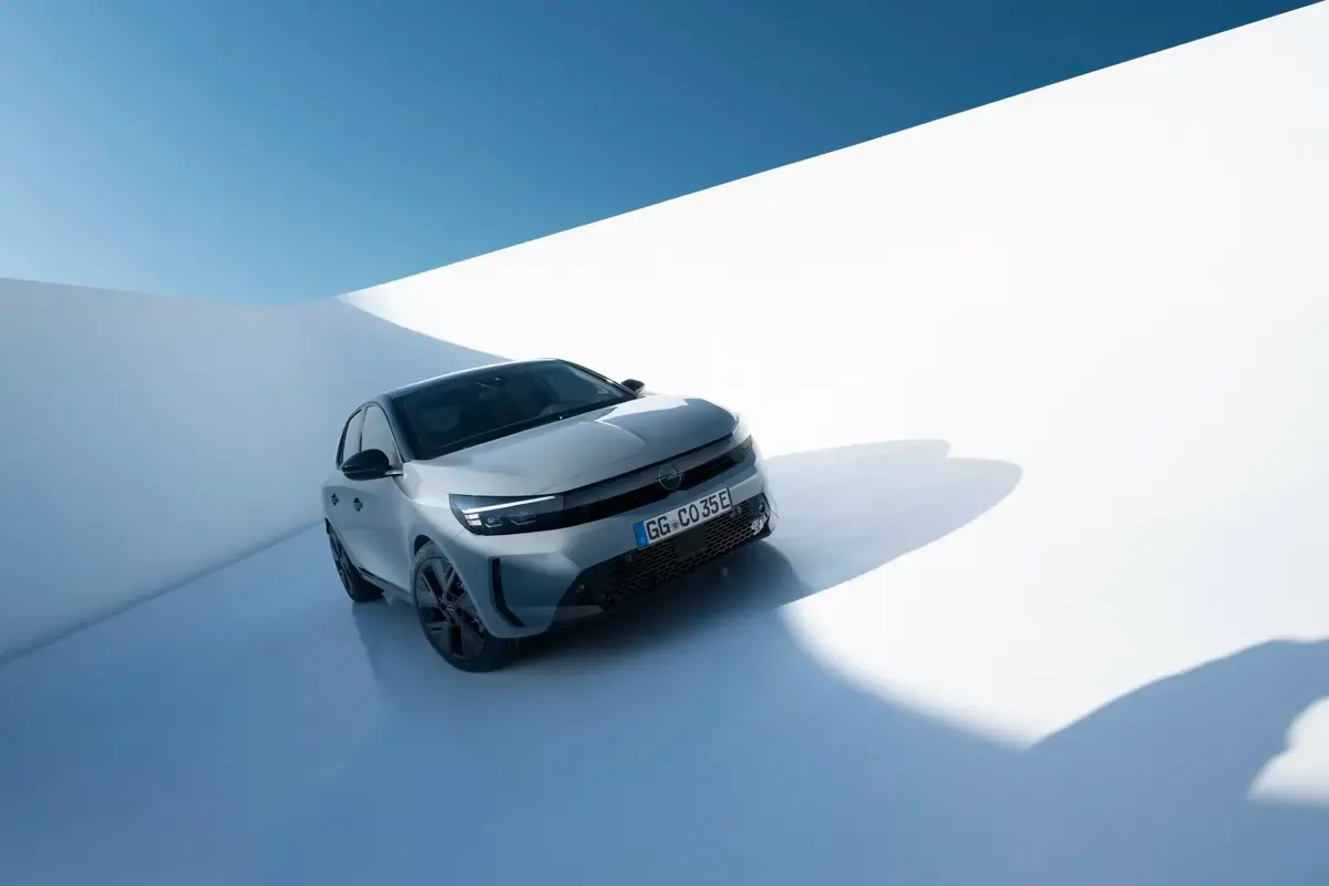 Elettronauti - Opel Corsa Electric 54kWh - Grigio - Esterno - Vista anteriore a tre quarti