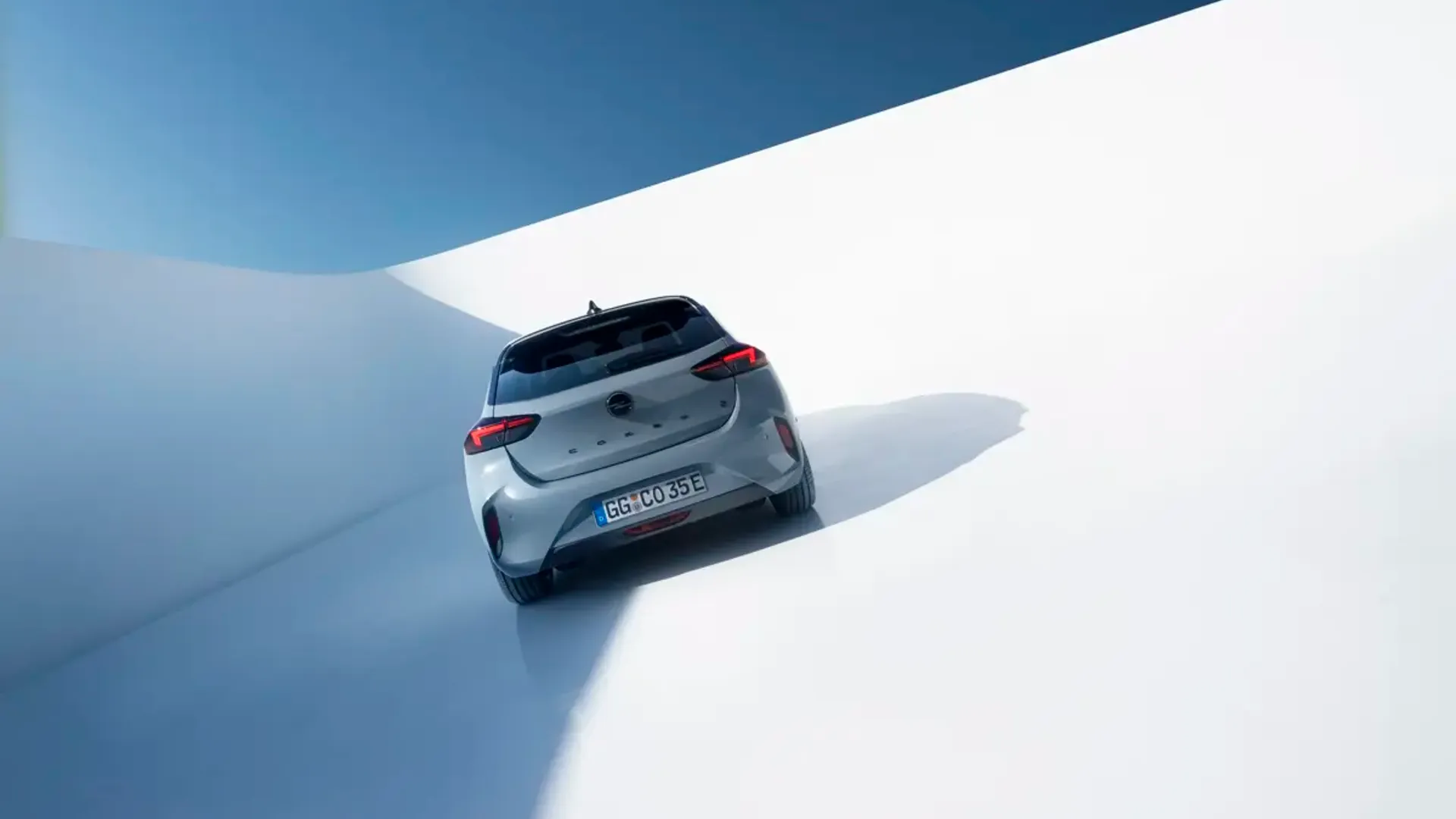 Elettronauti - Opel Corsa Electric 54kWh - Grigio - Esterno - Vista anteriore a tre quarti