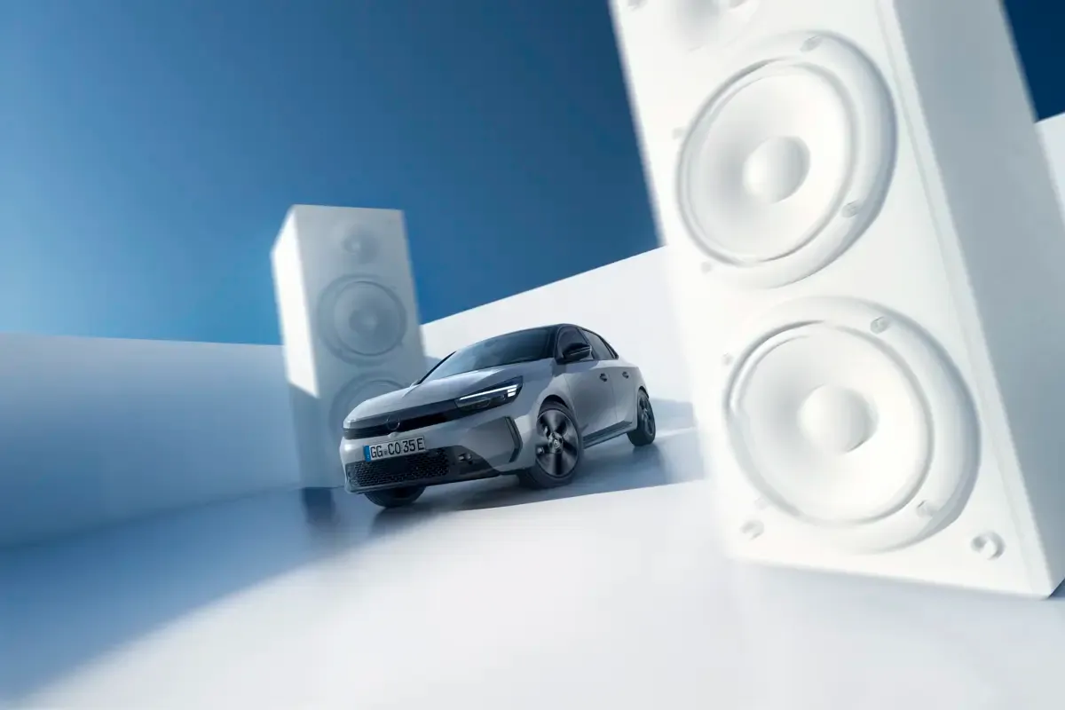 Elettronauti - Opel Corsa Electric 54kWh - Grigio - Esterno - Vista anteriore a tre quarti