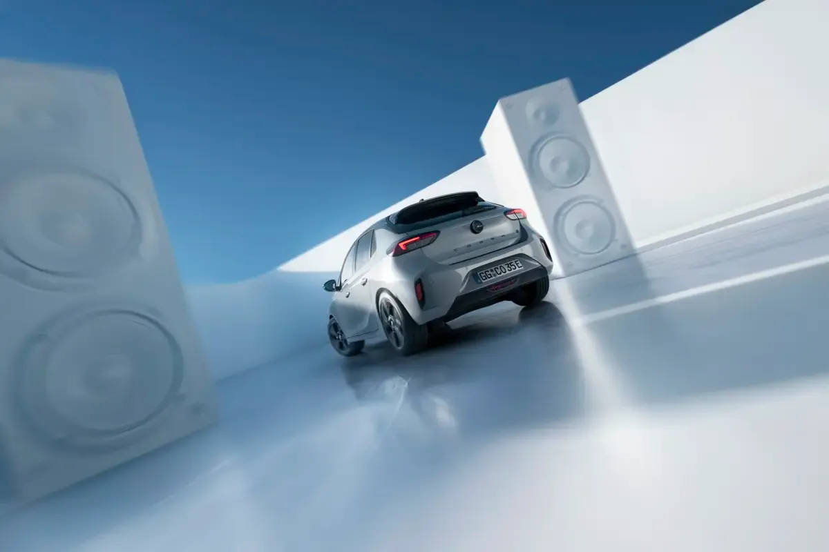 Elettronauti - Opel Corsa Electric 54kWh - Grigio - Esterno - Vista anteriore a tre quarti