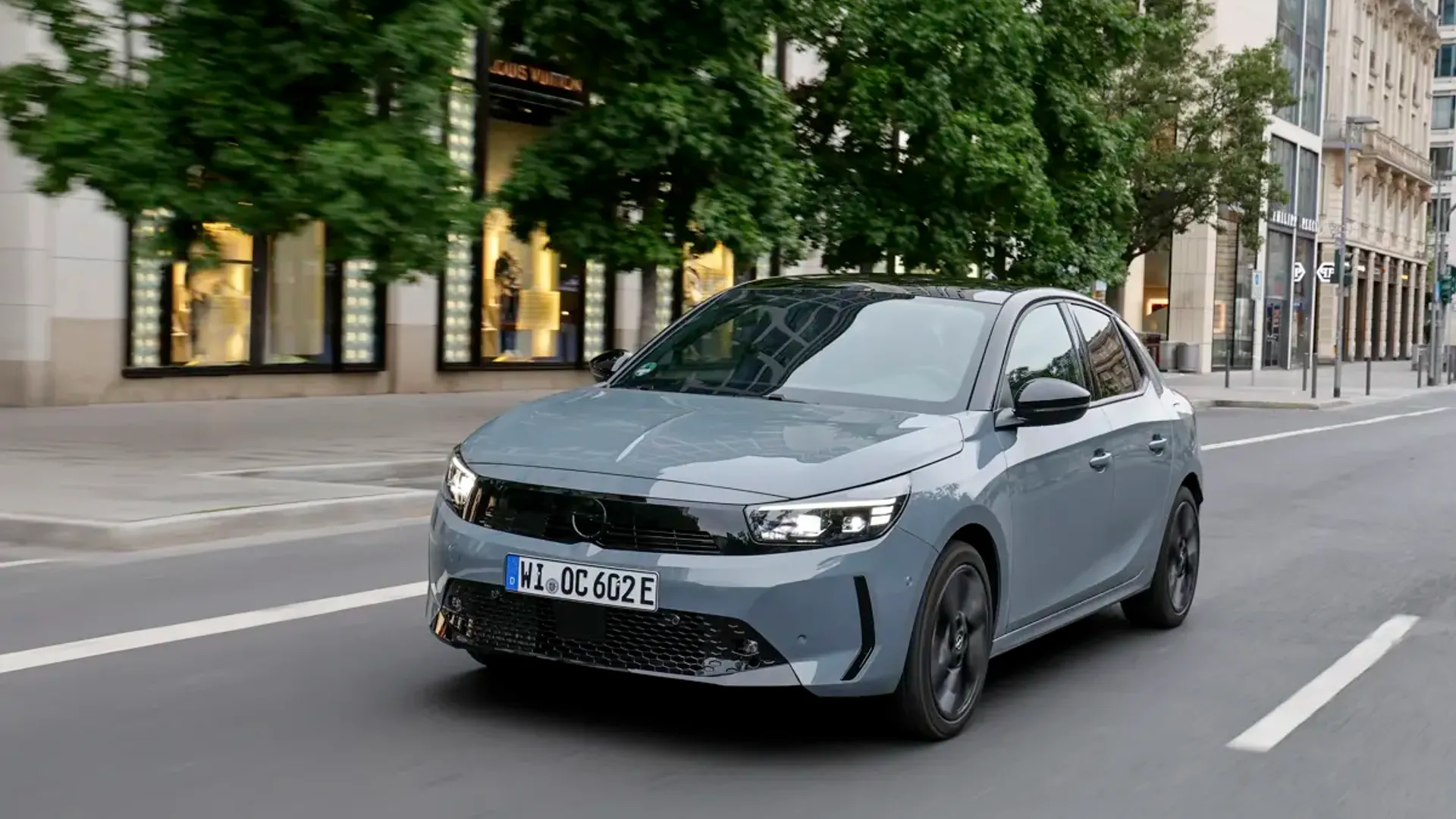 Elettronauti - Opel Corsa Electric 54kWh - Grigio - Esterno - Vista anteriore a tre quarti