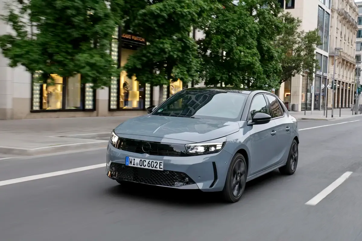 Elettronauti - Opel Corsa Electric 54kWh - Grigio - Esterno - Vista anteriore a tre quarti