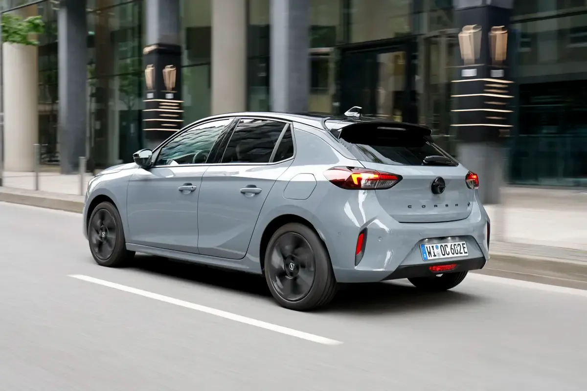 Elettronauti - Opel Corsa Electric 54kWh - Grigio - Esterno - Vista anteriore a tre quarti