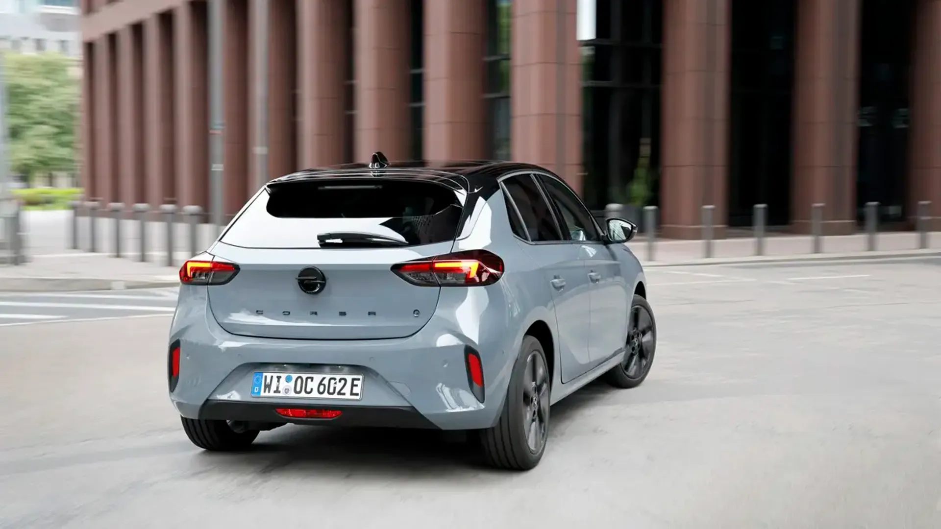 Elettronauti - Opel Corsa Electric 54kWh - Grigio - Esterno - Vista anteriore a tre quarti