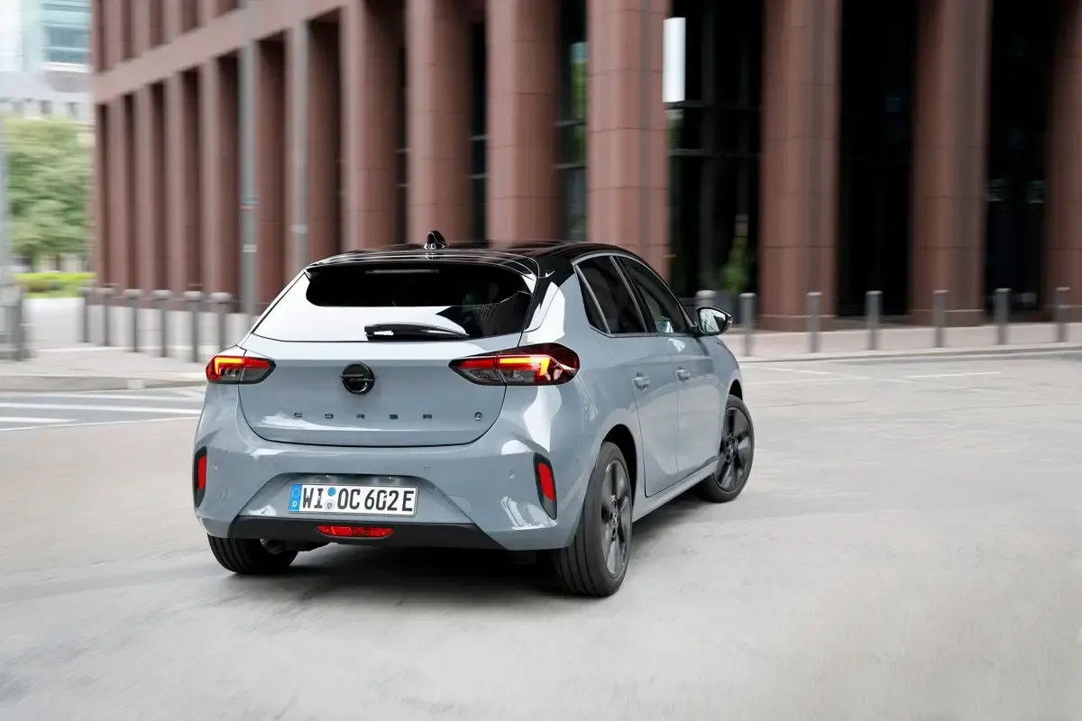 Elettronauti - Opel Corsa Electric 54kWh - Grigio - Esterno - Vista anteriore a tre quarti