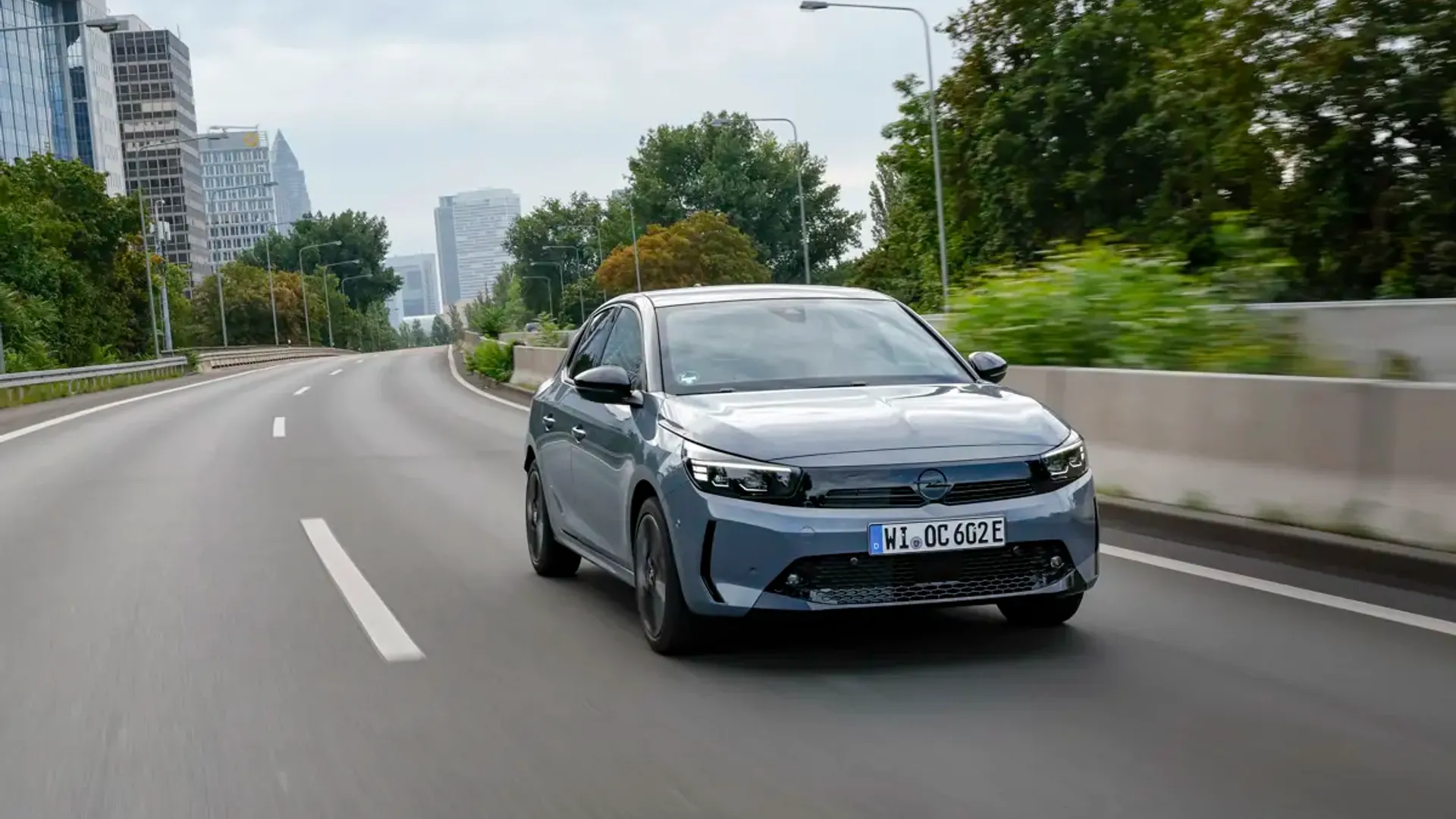 Elettronauti - Opel Corsa Electric 54kWh - Grigio - Esterno - Vista anteriore a tre quarti
