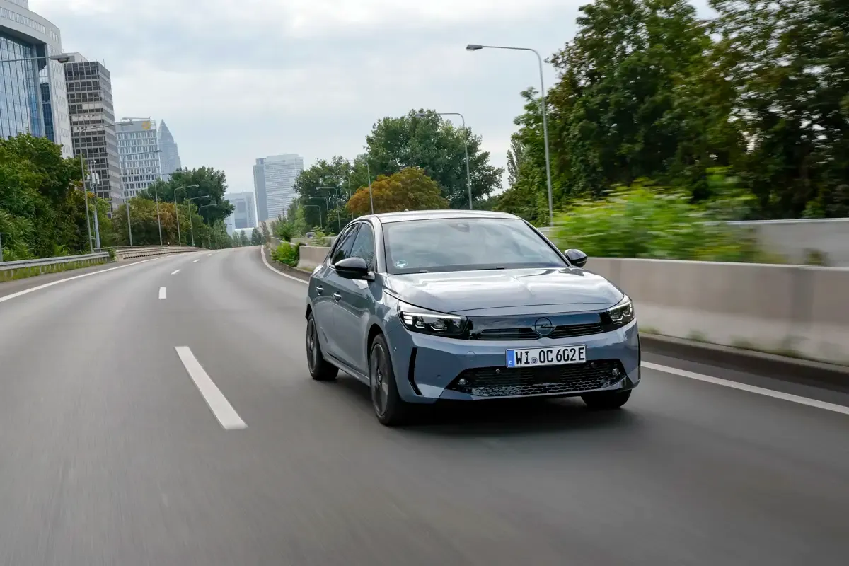 Elettronauti - Opel Corsa Electric 54kWh - Grigio - Esterno - Vista anteriore a tre quarti