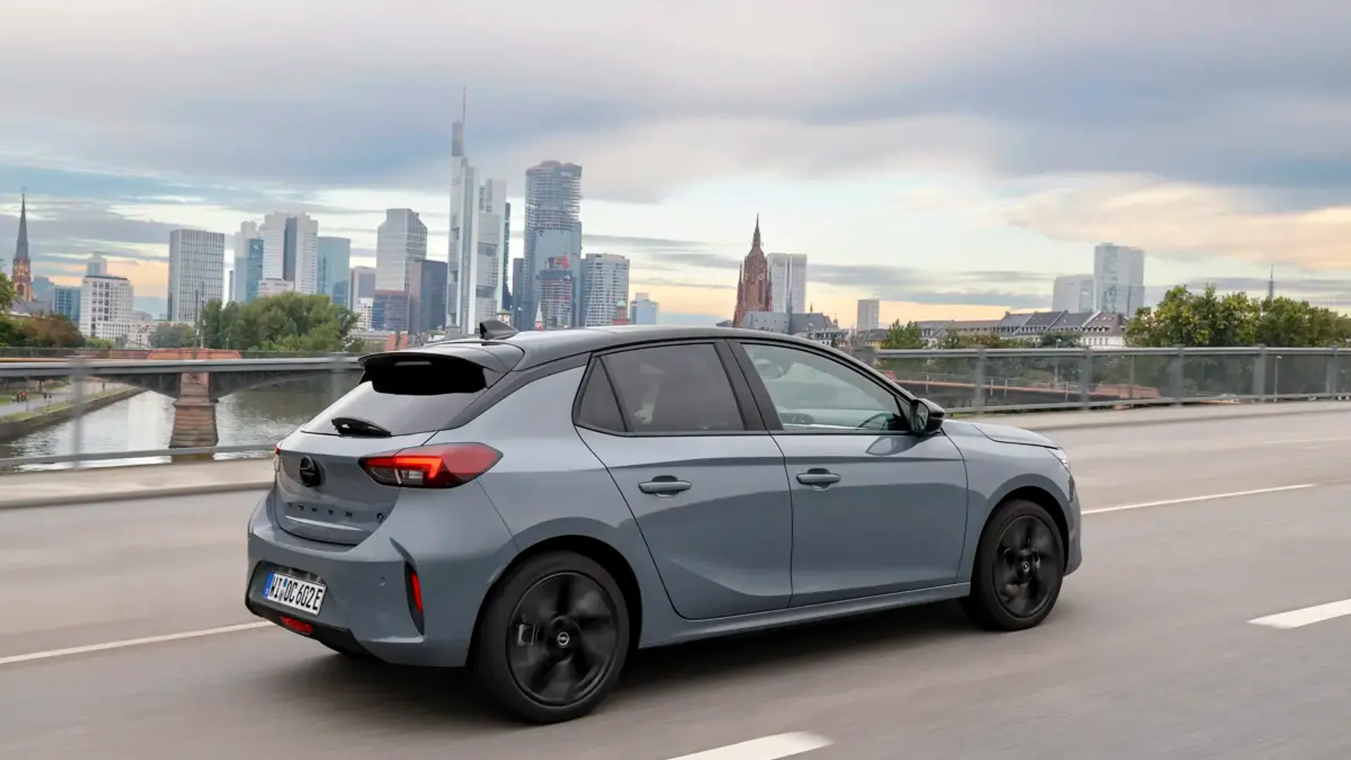 Elettronauti - Opel Corsa Electric 54kWh - Grigio - Esterno - Vista anteriore a tre quarti