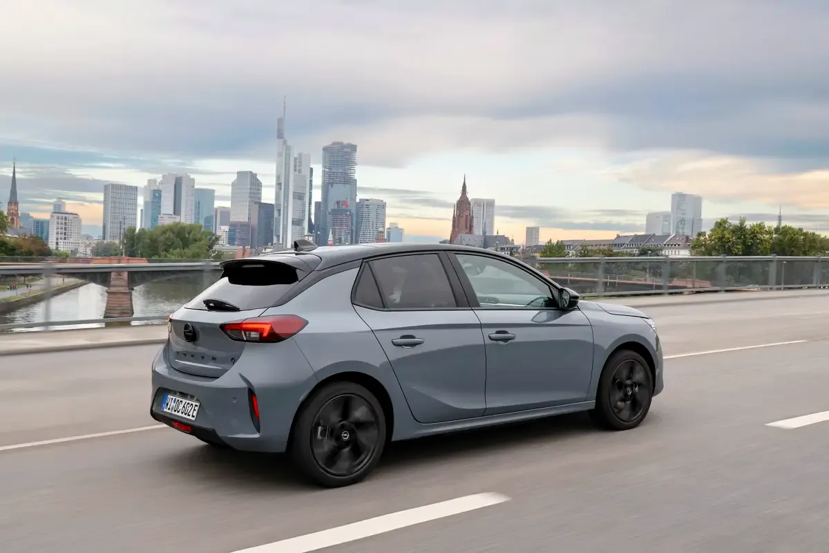 Elettronauti - Opel Corsa Electric 54kWh - Grigio - Esterno - Vista anteriore a tre quarti