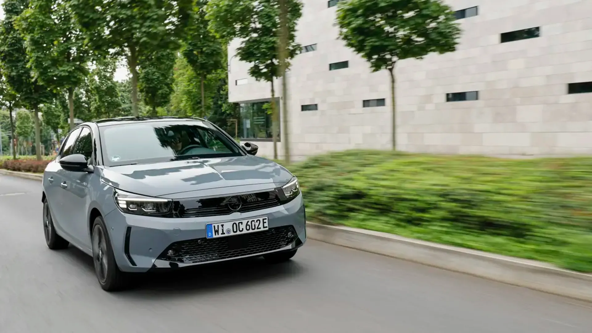 Elettronauti - Opel Corsa Electric 54kWh - Grigio - Esterno - Vista anteriore a tre quarti