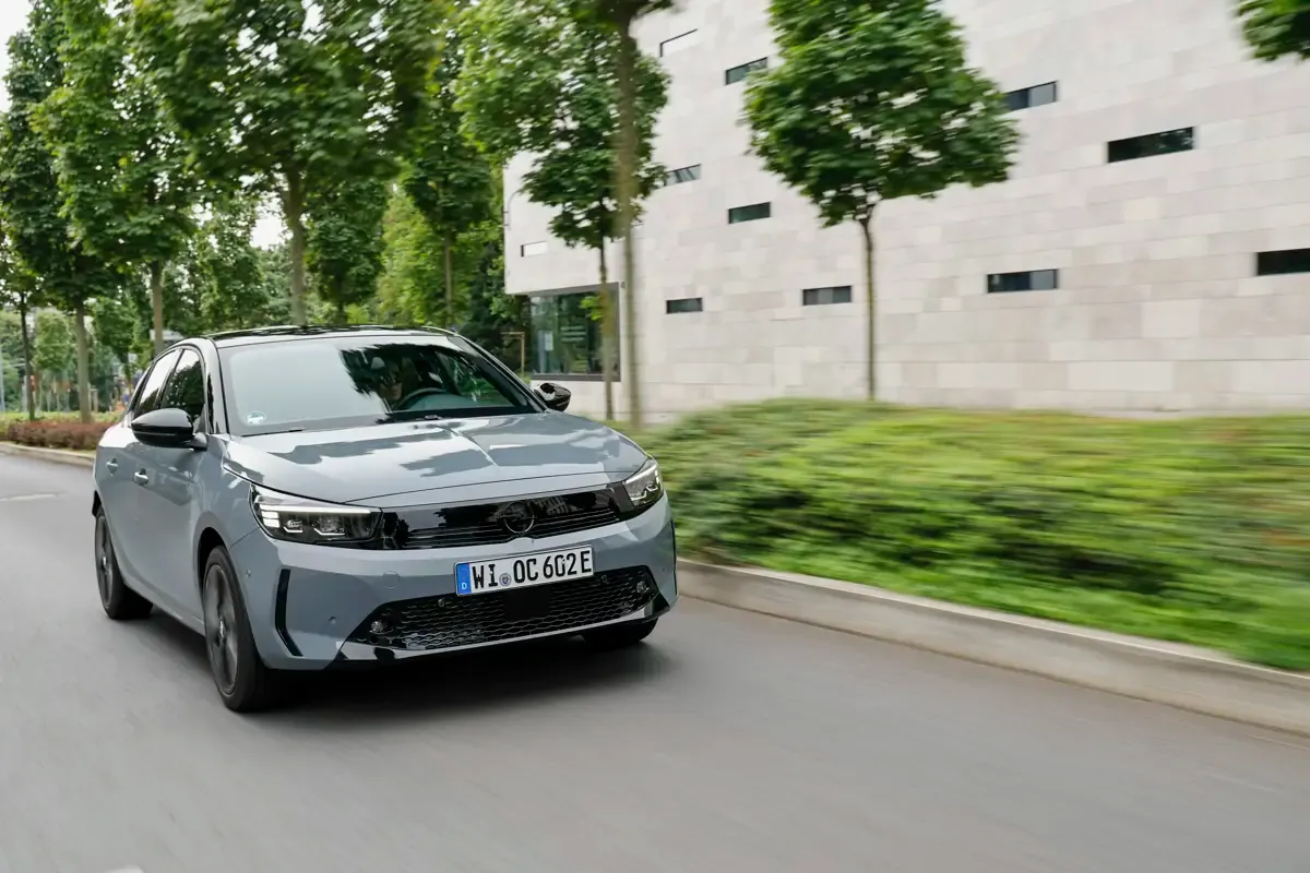 Elettronauti - Opel Corsa Electric 54kWh - Grigio - Esterno - Vista anteriore a tre quarti