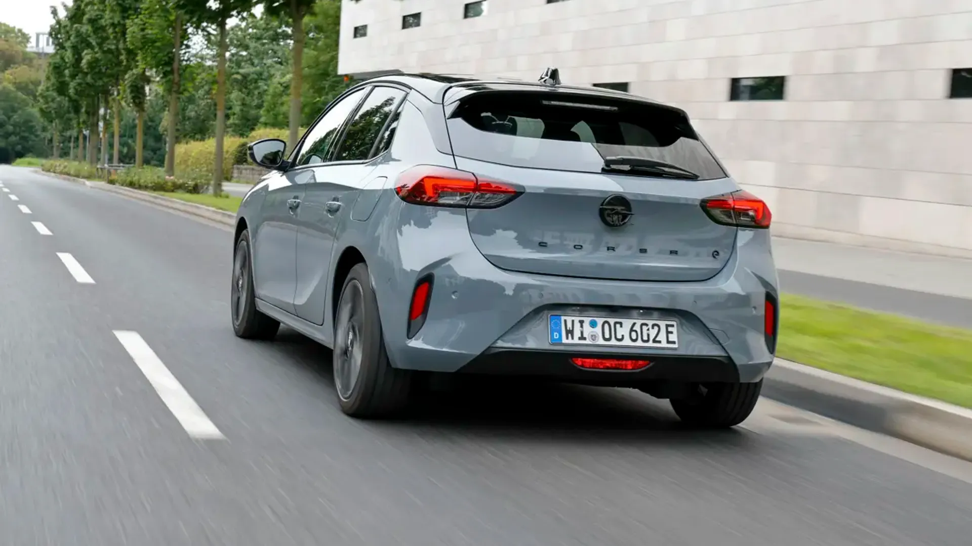 Elettronauti - Opel Corsa Electric 54kWh - Grigio - Esterno - Vista anteriore a tre quarti