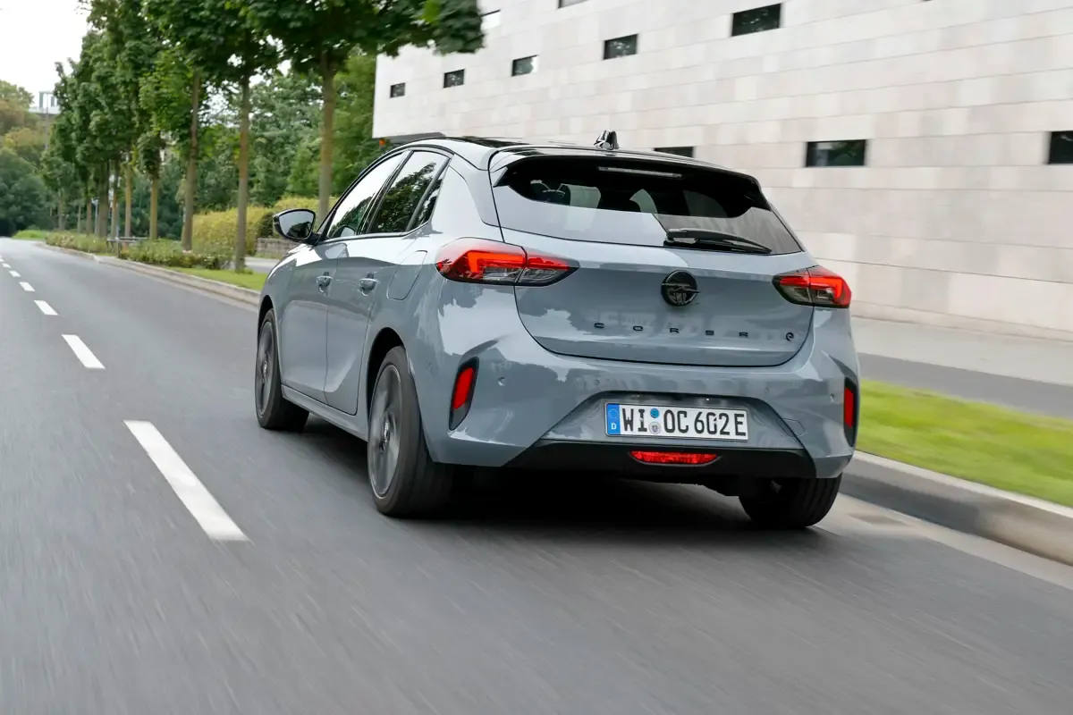 Elettronauti - Opel Corsa Electric 54kWh - Grigio - Esterno - Vista anteriore a tre quarti