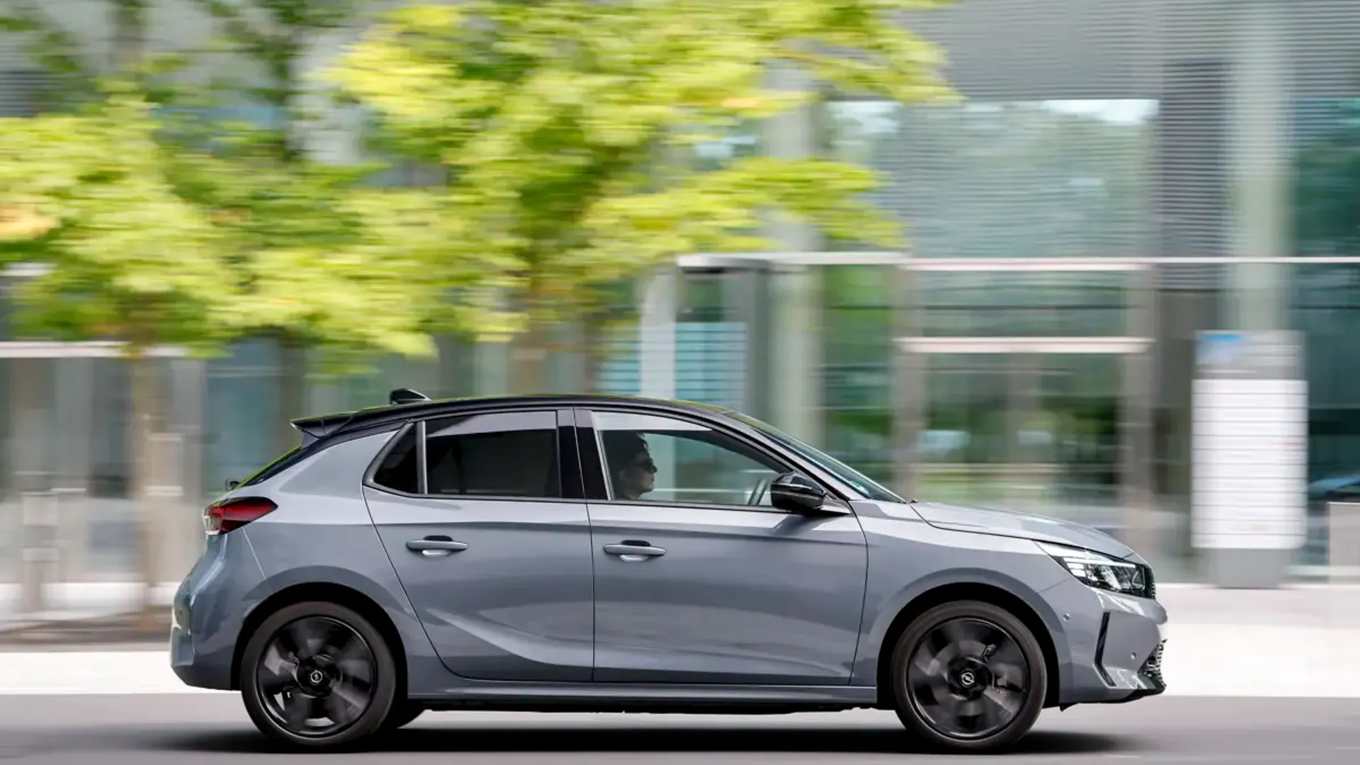 Elettronauti - Opel Corsa Electric 54kWh - Grigio - Esterno - Vista anteriore a tre quarti