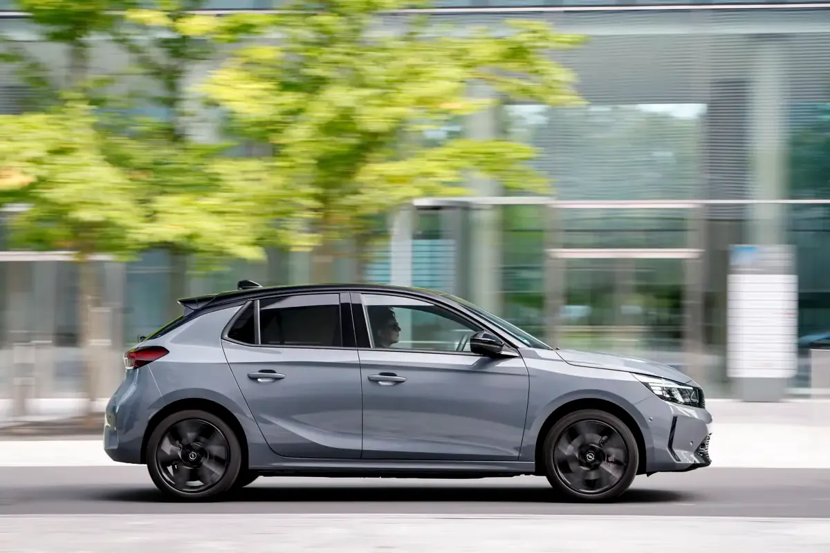 Elettronauti - Opel Corsa Electric 54kWh - Grigio - Esterno - Vista anteriore a tre quarti