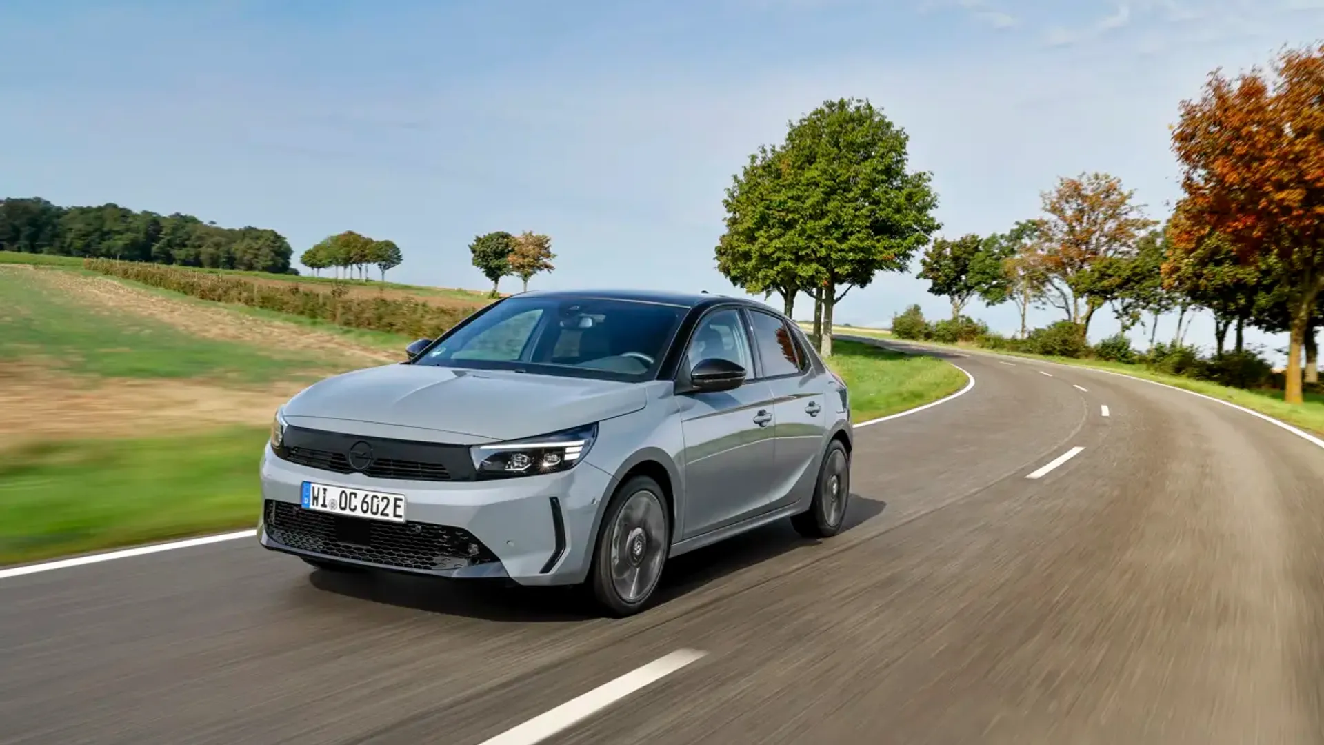 Elettronauti - Opel Corsa Electric 54kWh - Grigio - Esterno - Vista anteriore a tre quarti