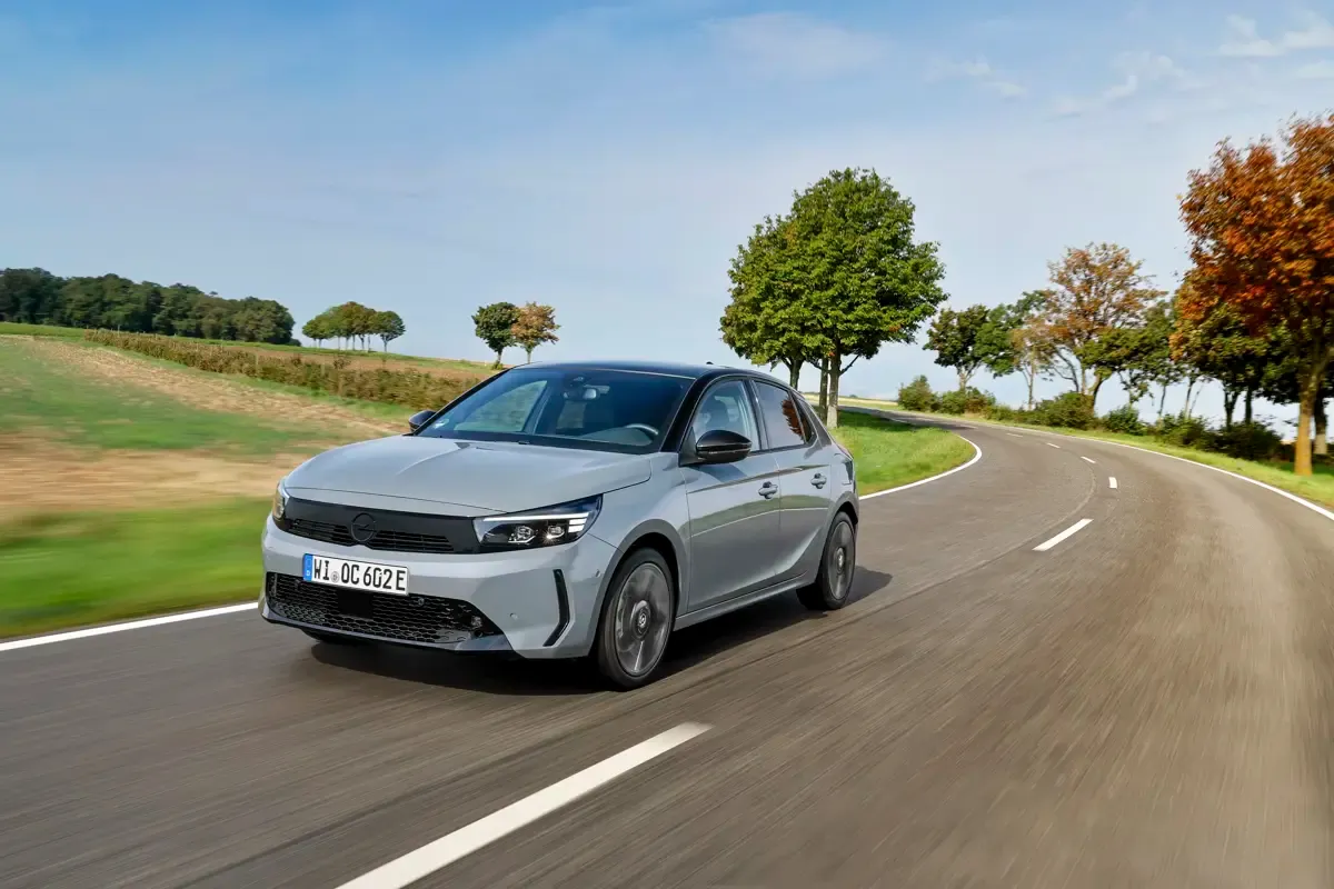 Elettronauti - Opel Corsa Electric 54kWh - Grigio - Esterno - Vista anteriore a tre quarti
