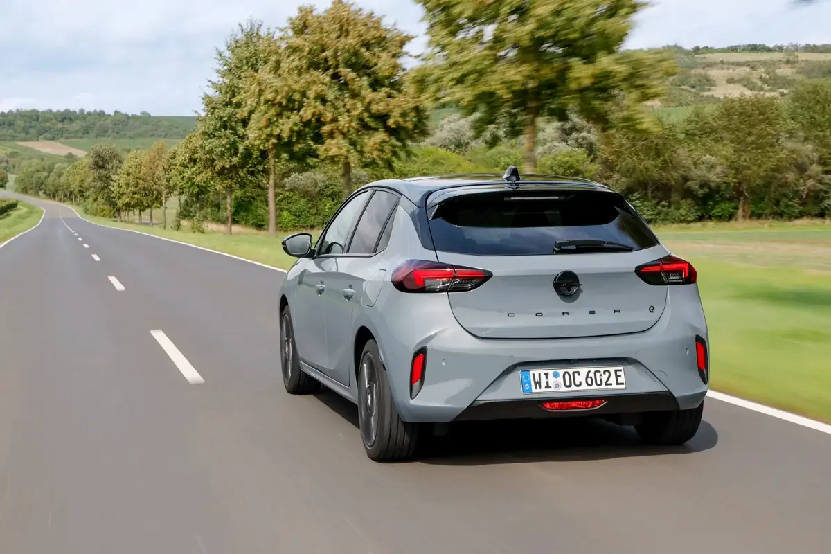 Elettronauti - Opel Corsa Electric 54kWh - Grigio - Esterno - Vista anteriore a tre quarti