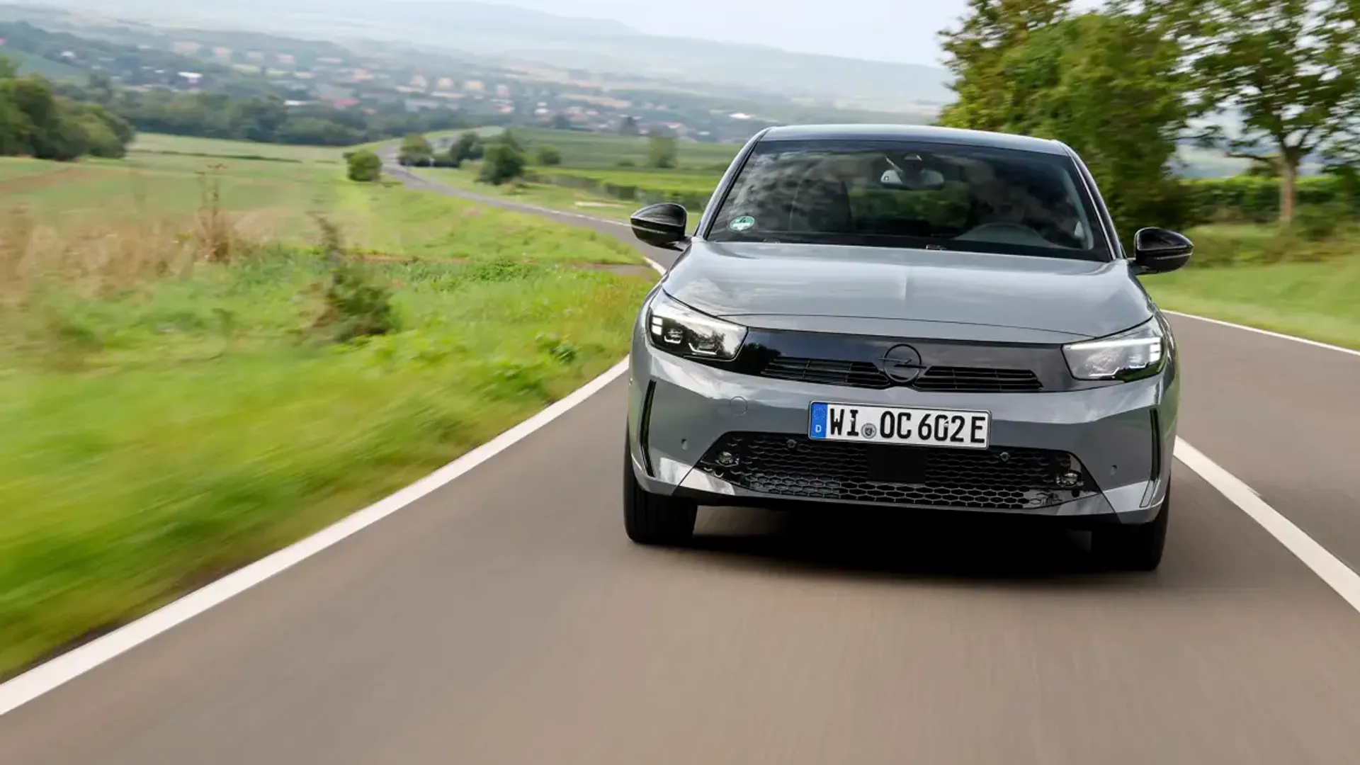 Elettronauti - Opel Corsa Electric 54kWh - Grigio - Esterno - Vista anteriore a tre quarti