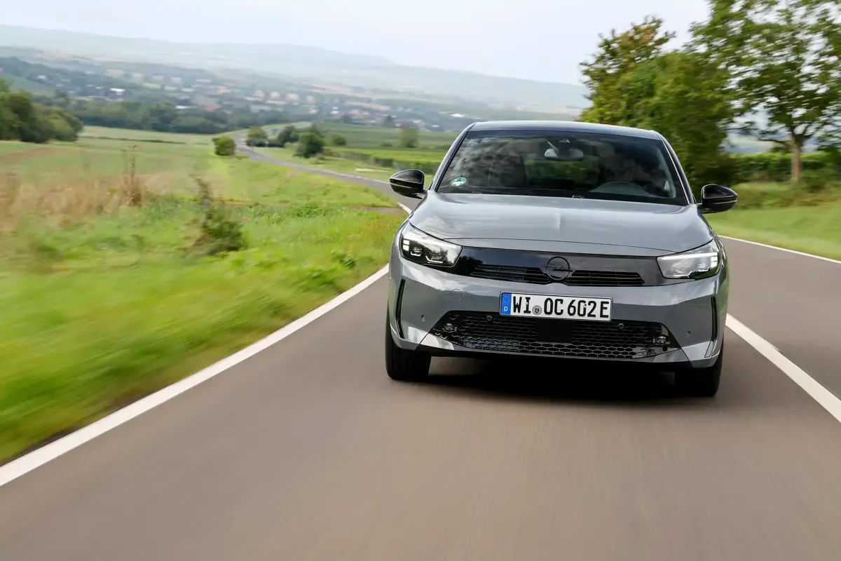 Elettronauti - Opel Corsa Electric 54kWh - Grigio - Esterno - Vista anteriore a tre quarti