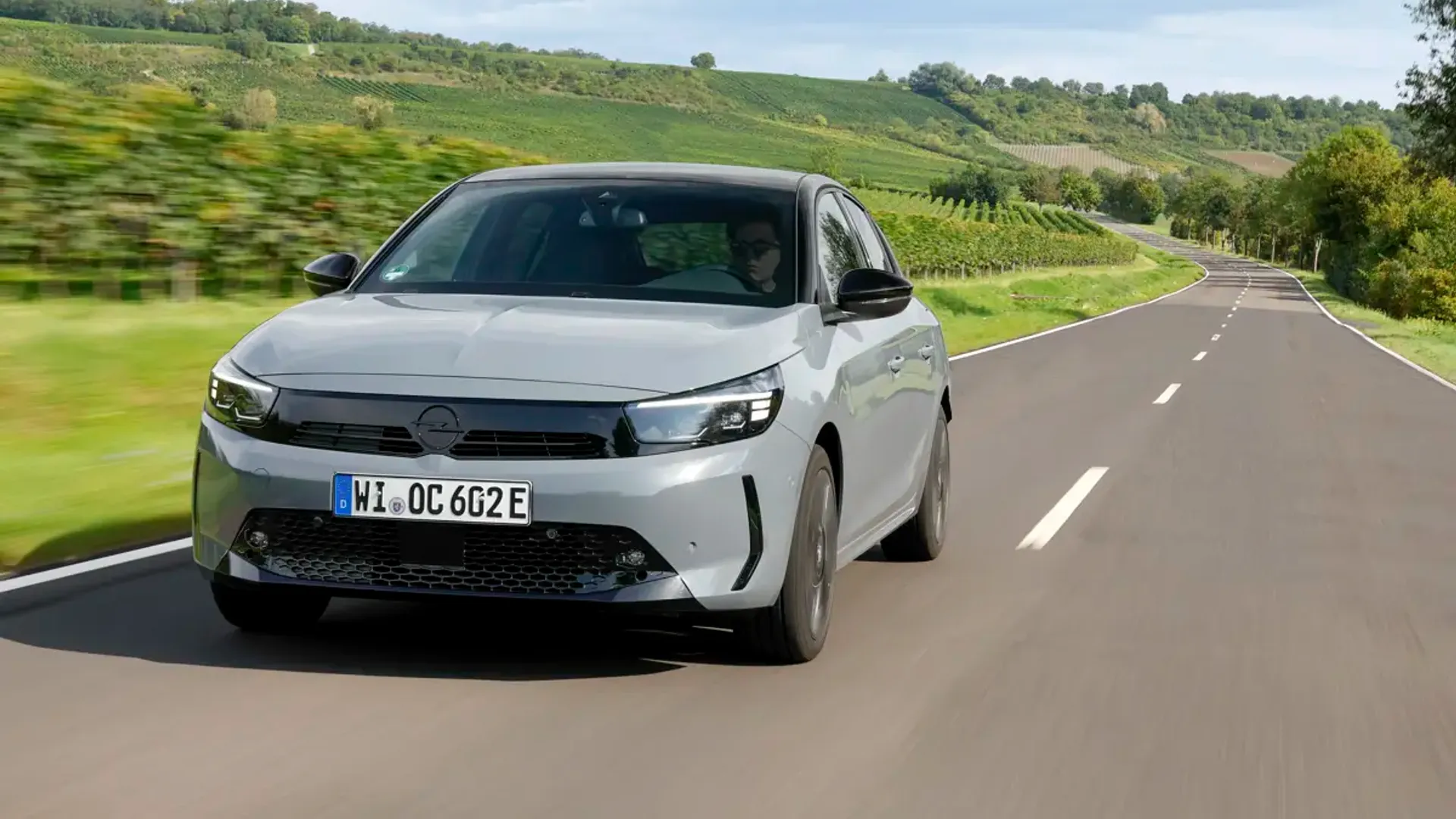 Elettronauti - Opel Corsa Electric 54kWh - Grigio - Esterno - Vista anteriore a tre quarti