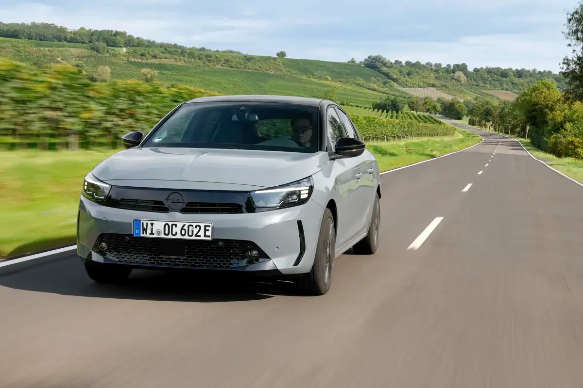 Elettronauti - Opel Corsa Electric 54kWh - Grigio - Esterno - Vista anteriore a tre quarti