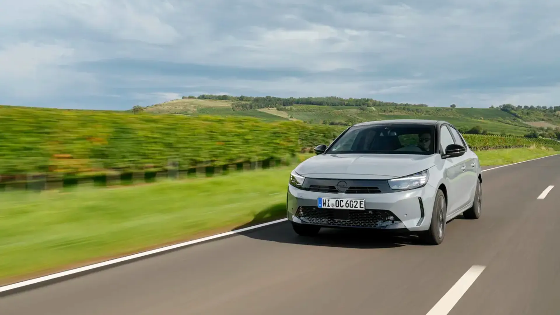 Elettronauti - Opel Corsa Electric 54kWh - Grigio - Esterno - Vista anteriore a tre quarti